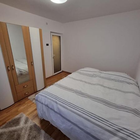 Apartament Chaplins 3 Camere Piatra Neamţ Exteriör bild