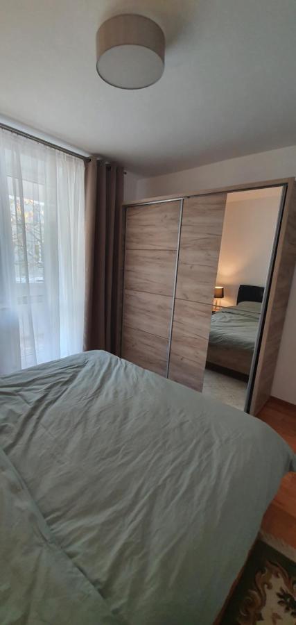 Apartament Chaplins 3 Camere Piatra Neamţ Exteriör bild
